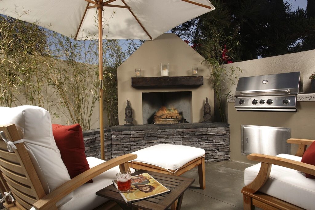 Outdoor Kitchen & Fireplace